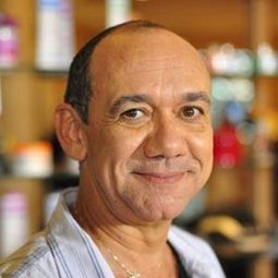 Frank Menezes - 衣錦還鄉演員 飾演Jairo