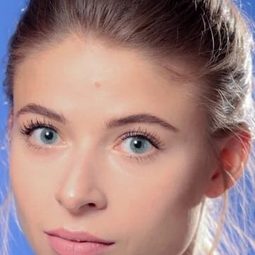 Anna Okuneva 飾演 Couple in Blue