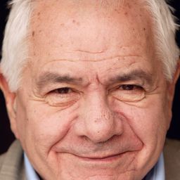 Michel Galabru 飾演 Fernand Castanier