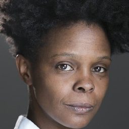 Faith Edwards 飾演 Agency Worker