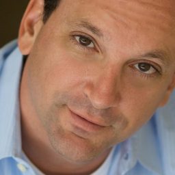 Robert Bella 飾演 Bob Kramer