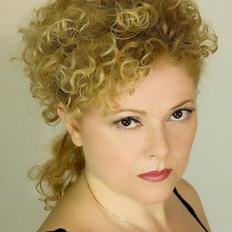 Francesca Rinaldi 飾演 Fiorella