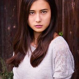 朱莉亞·史特洛夫斯基 飾演 Janine