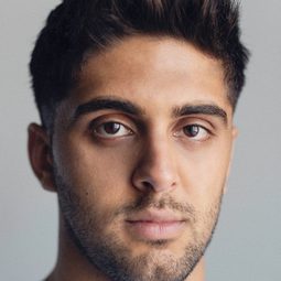 Arian Nik 飾演 Riath Hamed