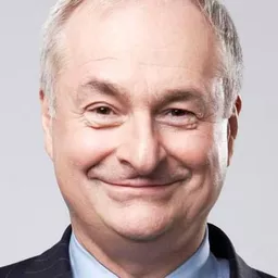 Paul Gambaccini 飾演 Self