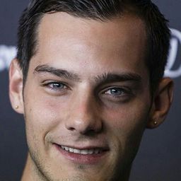 喬·博斯克 飾演 Simón