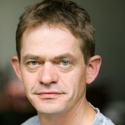 Henning Peker - 計程車演員 飾演Streithammel