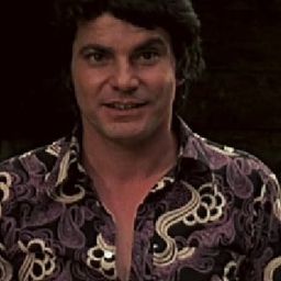 Dore de Rosa 飾演 Hotel Attendant