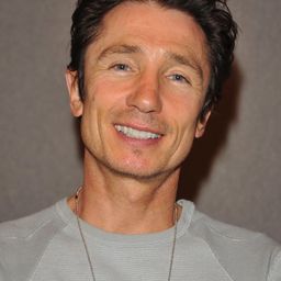 Dominic Keating 飾演 Merlin / Dragon's Voice / Narrator