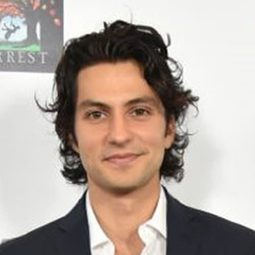 George Kosturos 飾演 Liam