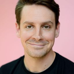 Cory Hardin 飾演 Reporter