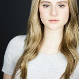 Larissa Albuquerque 飾演 Courtney Cordell