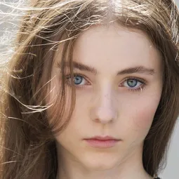 湯瑪仙麥簡絲 飾演 Young Louise