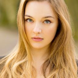 Chloé Booyens 飾演 Student Passerby