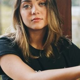 波莉安娜·艾萊索 飾演 Suellen Glória