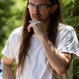 Connor Flynn 飾演 Fan