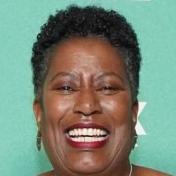 Carlease Burke 飾演 Aurora