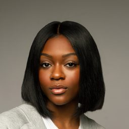 艾玫妮·路易斯 飾演 Elaine