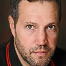 Julian Rivett 飾演 Voyteche