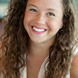 Nina Ganet 飾演 Julie