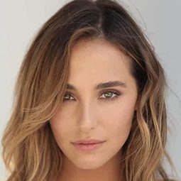 Lorynn York 飾演 Callie