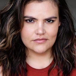 Nikki Garza - Red One 拯救隊演員 飾演Stressed Shopper