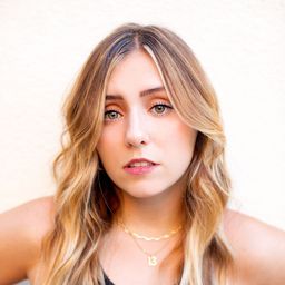 Crystal Lake Evans 飾演 Amie