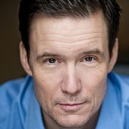 Peter Brooke 飾演 Charlie Rutherford