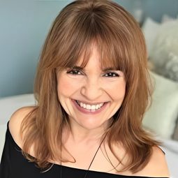 Julie Maddalena 飾演 Secretary (voice)