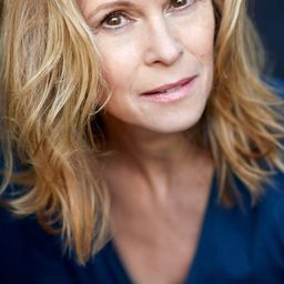 Leslie Malton 飾演 Mutter