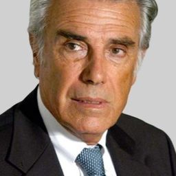 George Hilton 飾演 Professor Peter Saunders