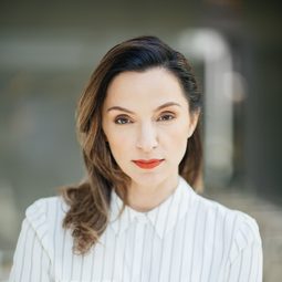 Angela Galanopoulos 飾演 Rachel Diaz