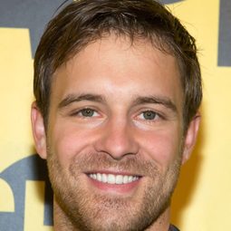 西恩·克雷爾 - She Lights Up Well演員 飾演Zach