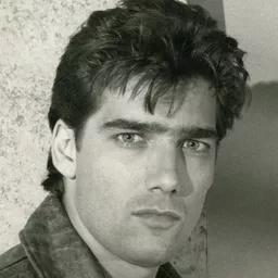 肯‧瓦爾 飾演 John 'Johnny' Danielli / Jake