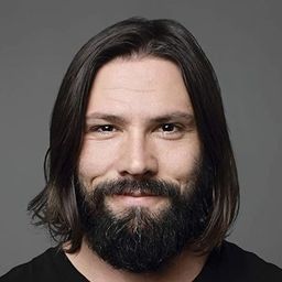 Adrian Collins 飾演 Costly