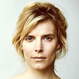 Sidsel Siem Koch 飾演 Pia