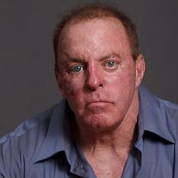 內維爾·亞肯伯特 - 驚弓之島演員 飾演Tom