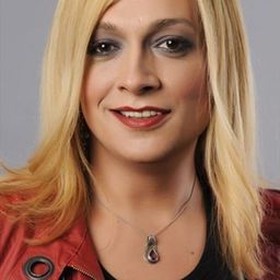 Ayta Sözeri 飾演 Behiye Hala