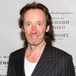 Peter Hamilton Dyer 飾演 Roger Courtiour