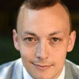 Zachary Gray 飾演 Zachary