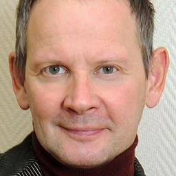 Daniil Spivakovskiy 飾演 Uglov