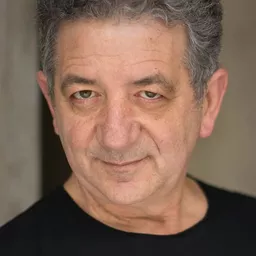 Frank Crudele 飾演 