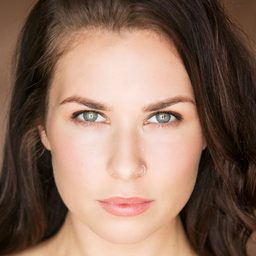 Olivia Tennet 飾演 Beth