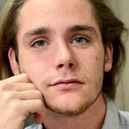 尼可阿斯·波文斯 飾演 Jonas (teenager)