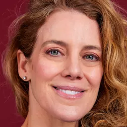 Katie McGovern 飾演 Emma