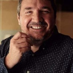 Aleix Estadella 飾演 Dennis (voice)