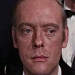 Philip Locke 飾演 Bigon