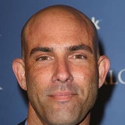 岡薩洛·梅內德斯 飾演 Captain Marco Cabrera