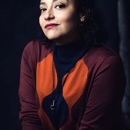 Mariana Treviño 飾演 Funeral Guest