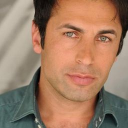 Tooraj Ban 飾演 Gang Fighter